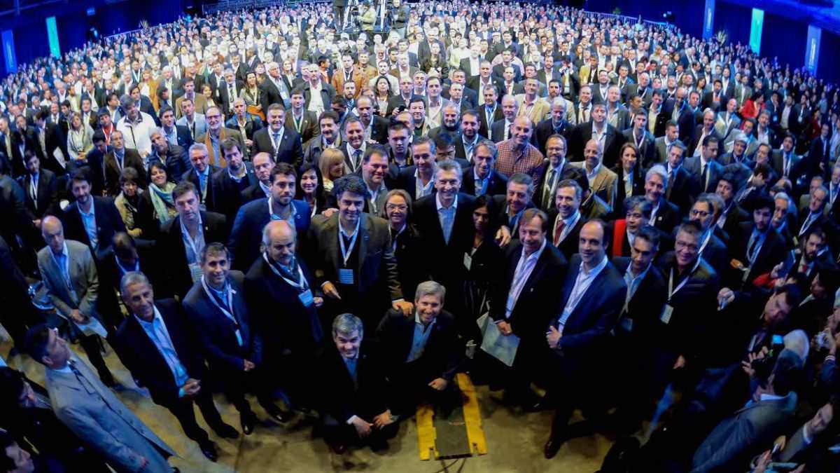 altText(En la búsqueda de sustento político, Macri encabezó una cumbre con 2 mil intendentes del país)}