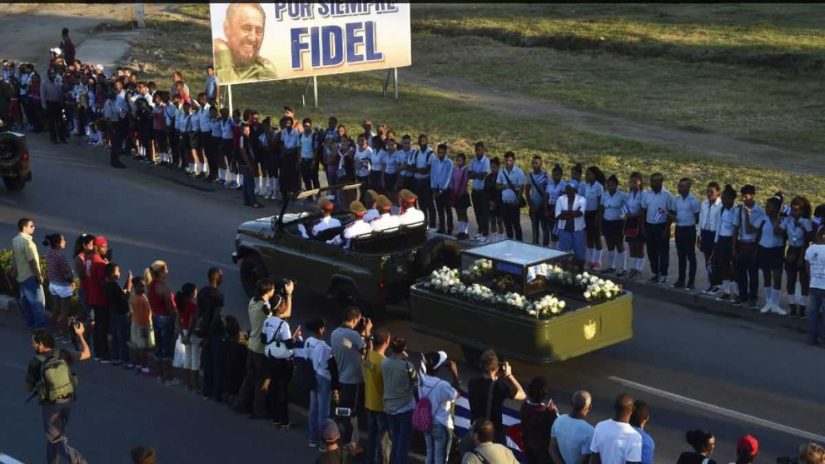 altText(Santiago de Cuba: las cenizas de Fidel Castro realizan su camino final)}