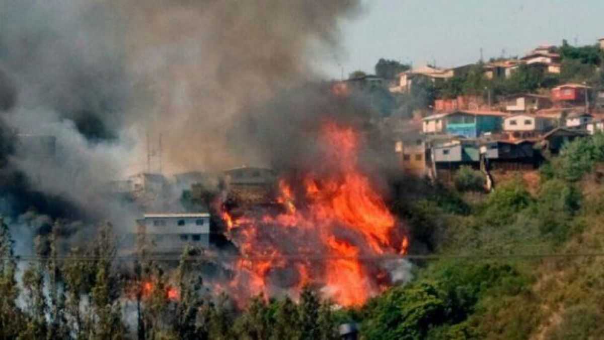 altText(Chile: Más de 300 evacuados tras un incendio en Valparaíso)}