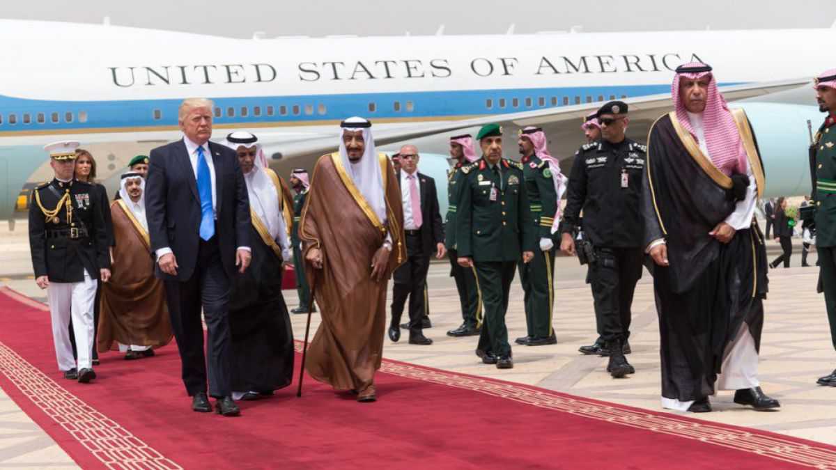 altText(En su primer viaje a extranjero, Trump llegó a Arabia Saudita)}