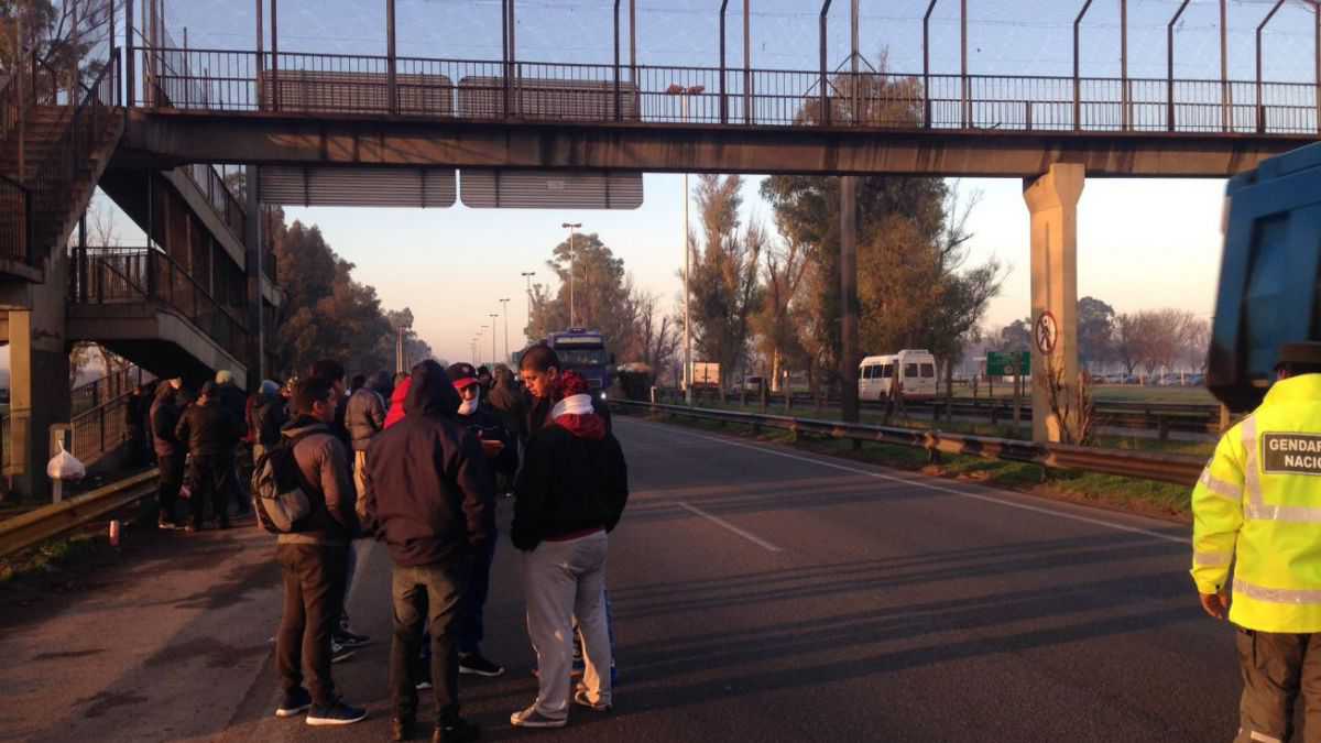altText(Ante el lock out patronal, los trabajadores de Cresta Roja cortan la autopista Ezeiza-Cañuelas)}