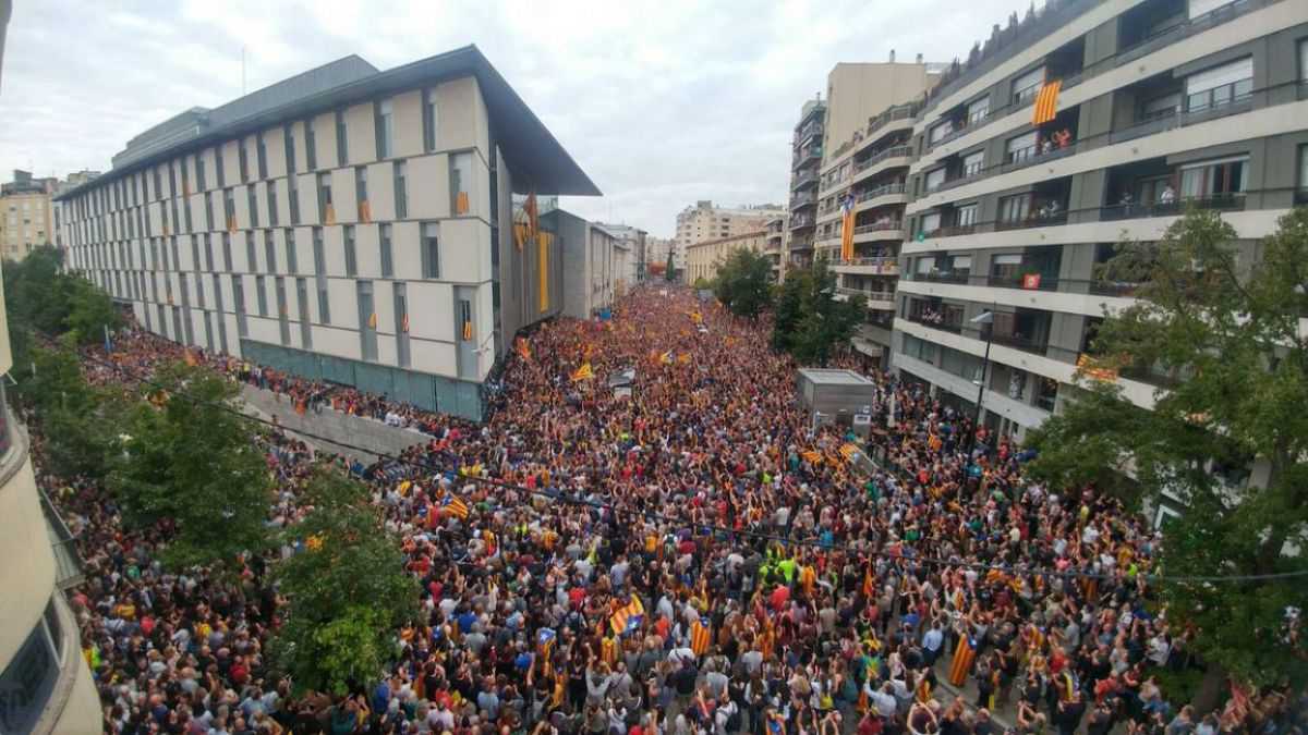 altText(Miles de personas salen a las calles a apoyar la huelga en Cataluña)}