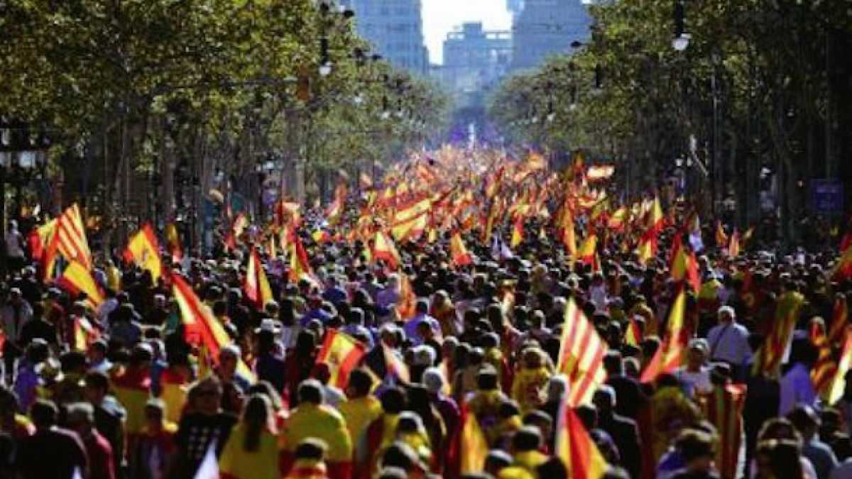 altText(Multitudinaria marcha en Barcelona contra la independencia de Cataluña)}