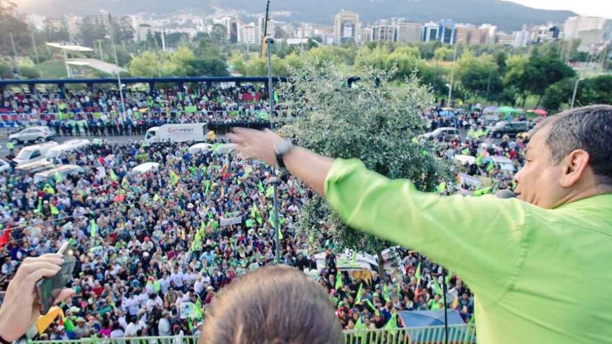 altText(Masiva movilización de apoyo a Rafael Correa en Quito)}