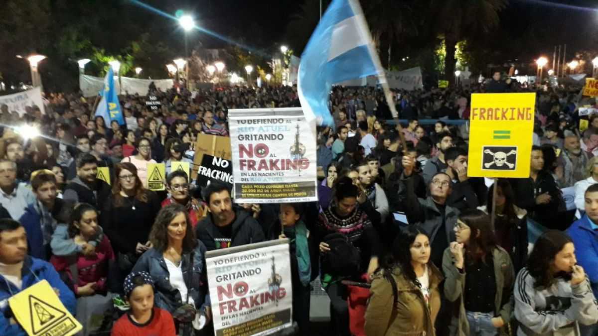 altText(Mendoza le dijo no al fracking: 8 mil personas repudiaron el decreto de Cornejo)}