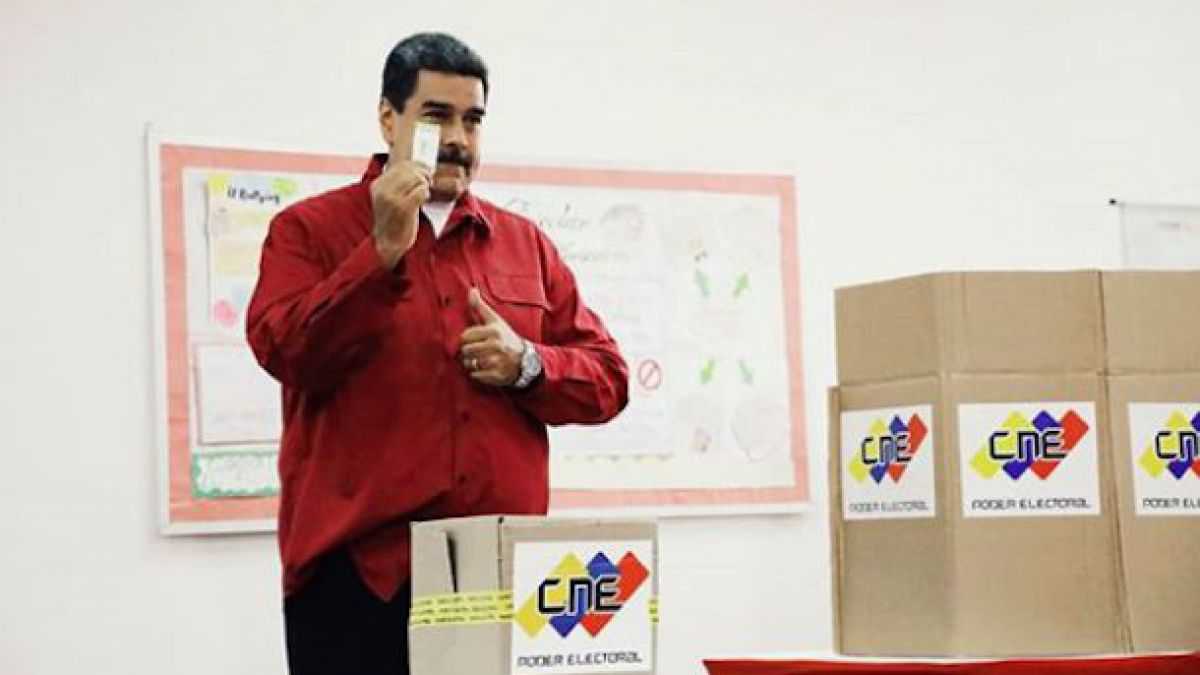 altText(Elecciones en Venezuela: Maduro sufragó y llamó a votar en paz)}