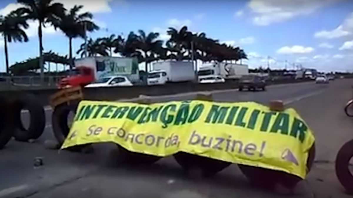 altText(Brasil: la policía se suma a la protesta de los camioneros)}