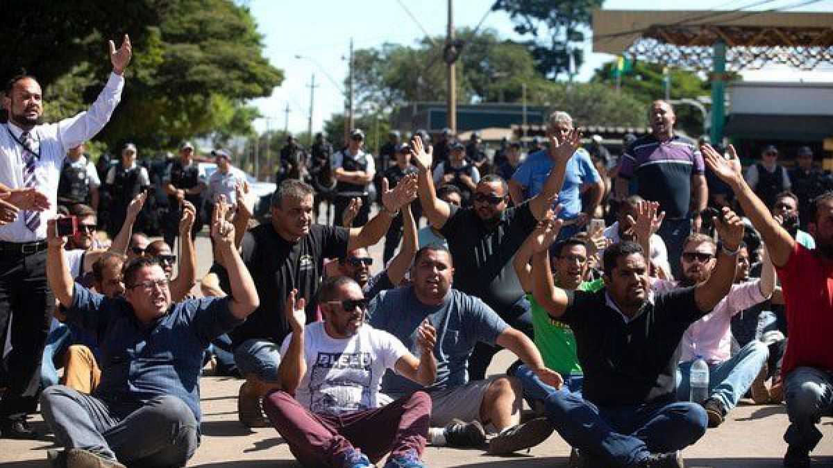 altText(Se agrava la crisis en Brasil: petroleros largaron una huelga de 72 horas)}
