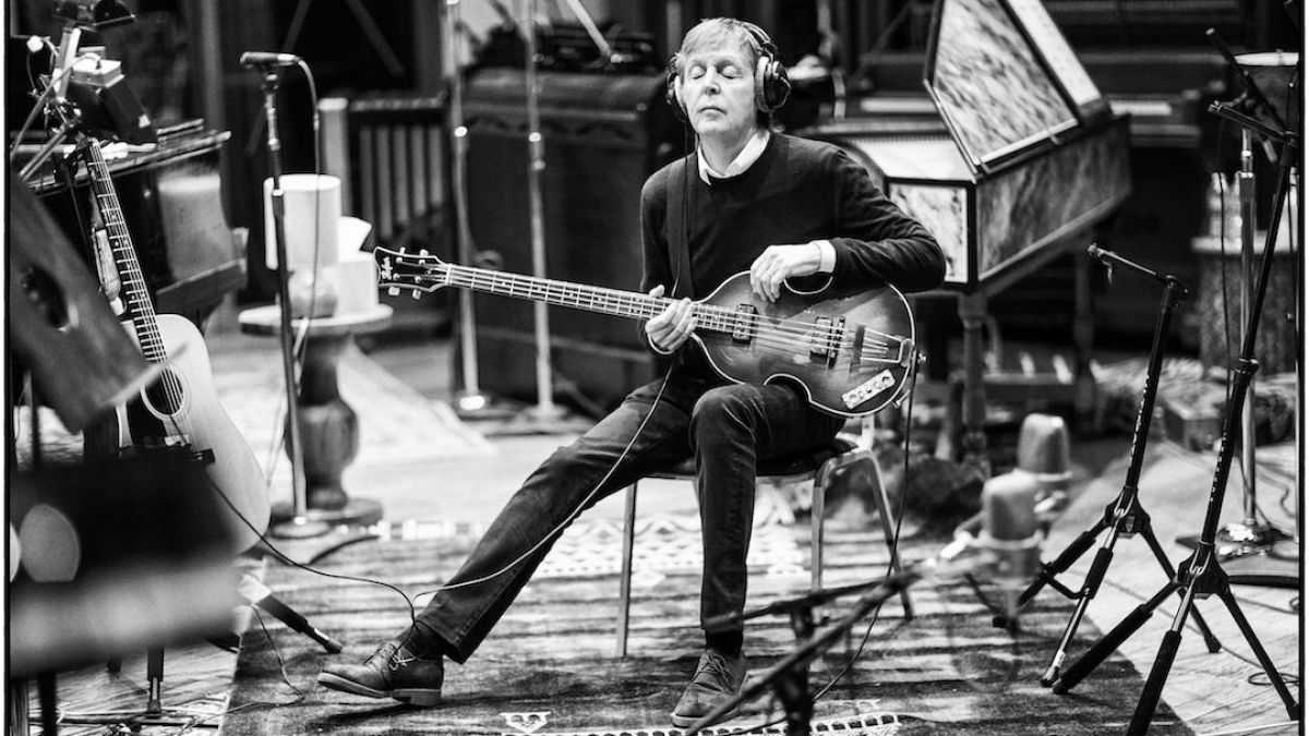 Paul McCartney estrenó dos canciones de su nuevo disco