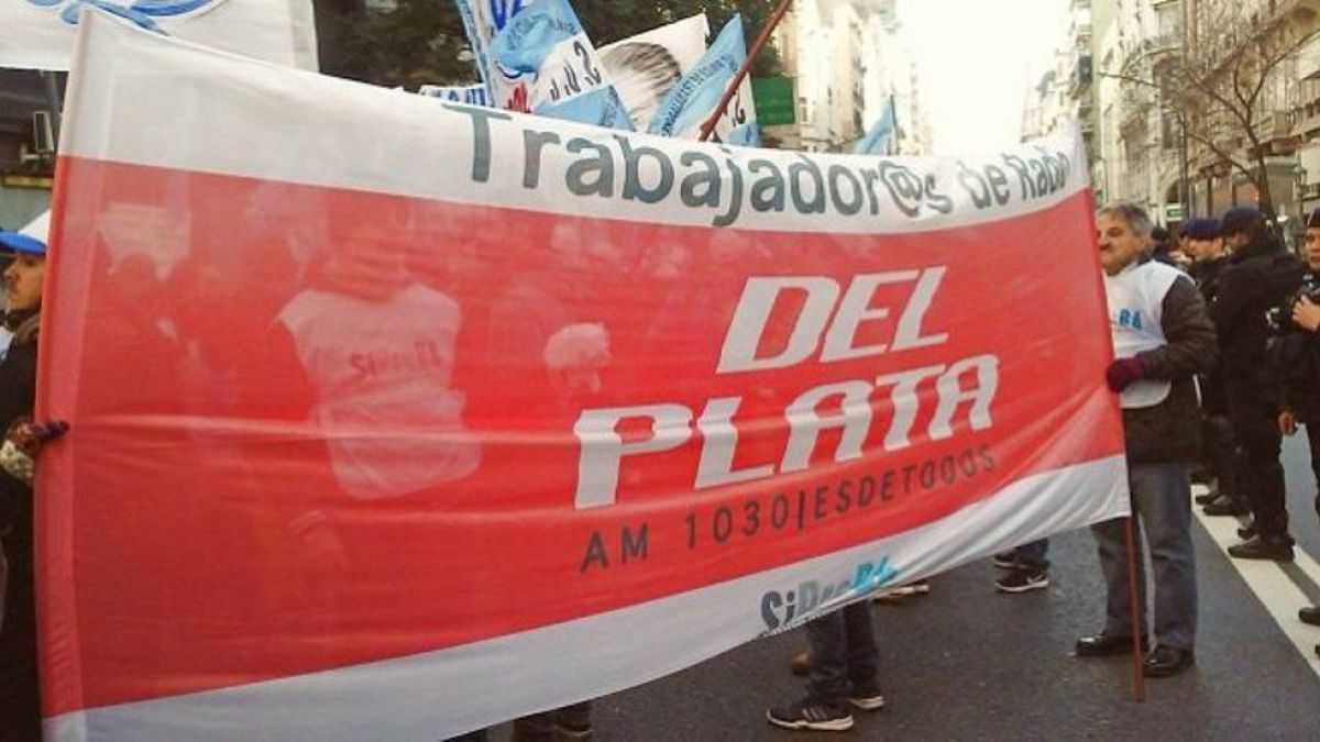 altText(Se agrava el conflicto en Radio Del Plata tras el despido del 45% de los trabajadores)}