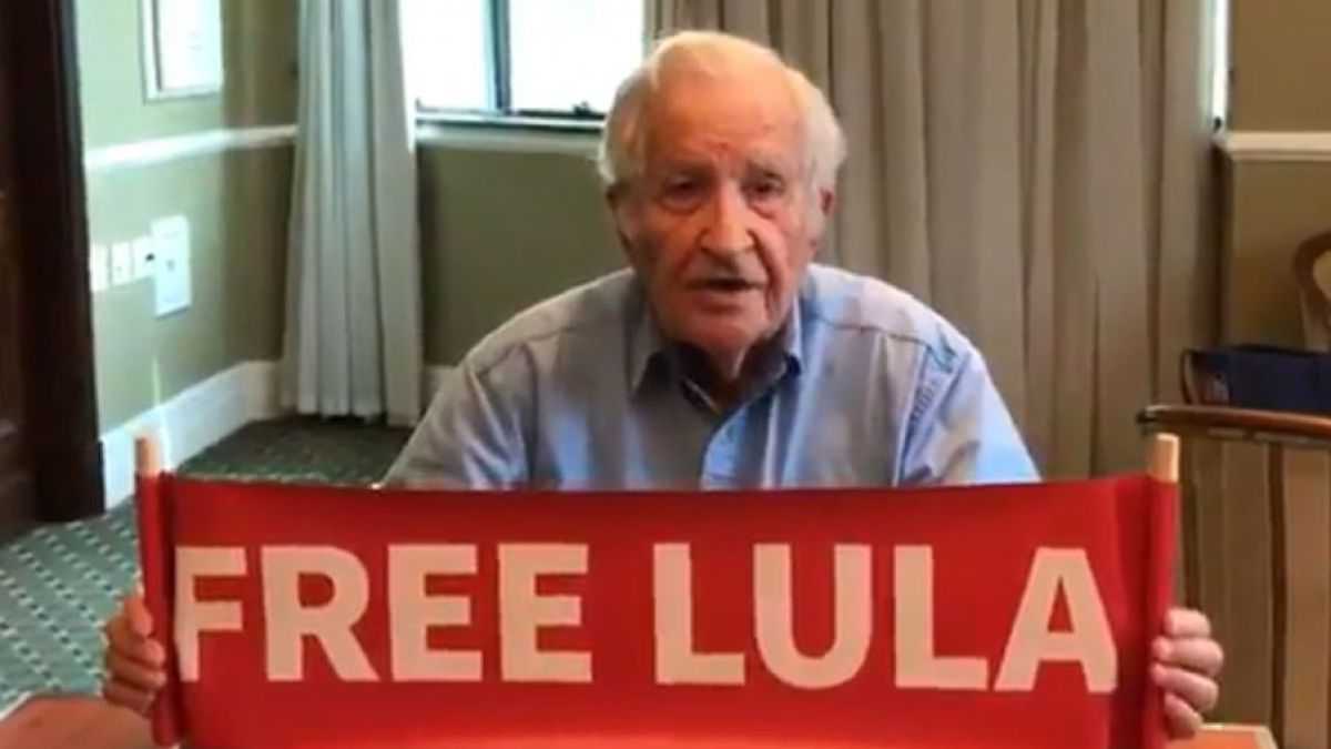 altText(Noam Chomsky fue a visitar a Lula a la cárcel)}