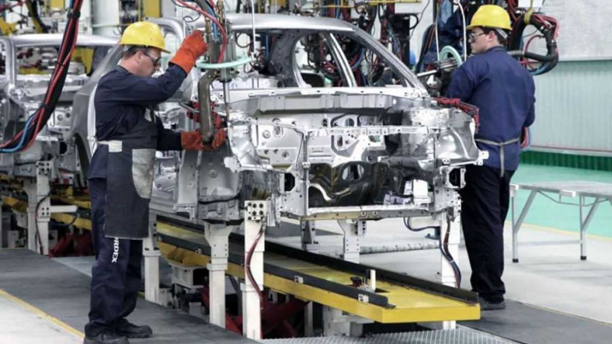 altText(La producción de autos cayó un 11,8% en octubre y también se derrumbaron las ventas)}