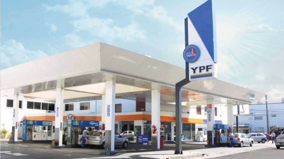 altText(Nuevo anuncio de YPF sobre los combustibles: baja desde hoy la nafta pero sube el gasoil)}