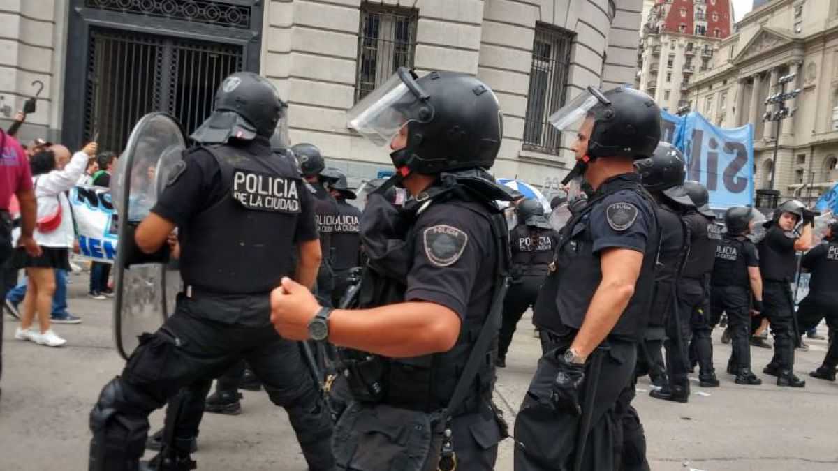 altText(Salvaje represión a trabajadores de prensa frente al Centro Cultural Kirchner)}