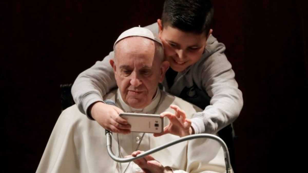 altText(El Papa está en todo: retó a niños por el excesivo uso del celular)}