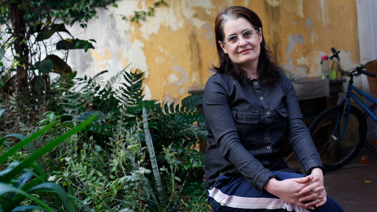 <p>Cecilia Pavón y un libro distinto.&nbsp;</p>