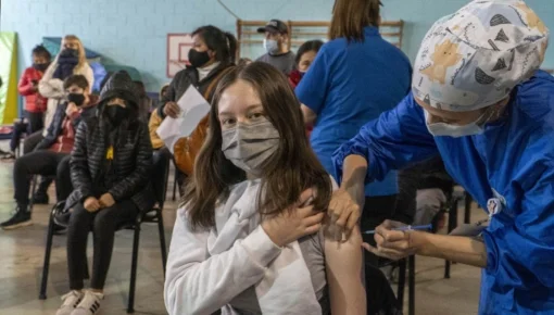 Comenzarán a aplicar dosis de refuerzo a adolescentes de 12 a 17 años