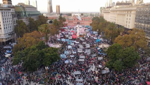 altText(Marcha Federal Piquetera: más de 200 mil personas en el cierre de Plaza de Mayo)}