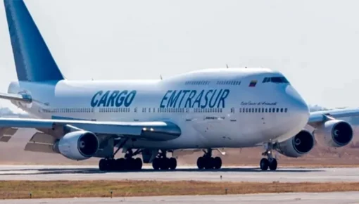 La Justicia prohibió salir del país a los 19 tripulantes del avión retenido en Ezeiza