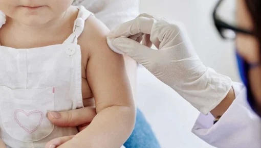 Recomiendan vacunar a bebés de 6 meses ante la suba de casos de Covid