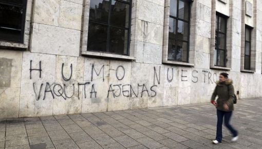 altText(Rosario: pintaron edificios públicos contra la violencia y el negocio de las quemas)}