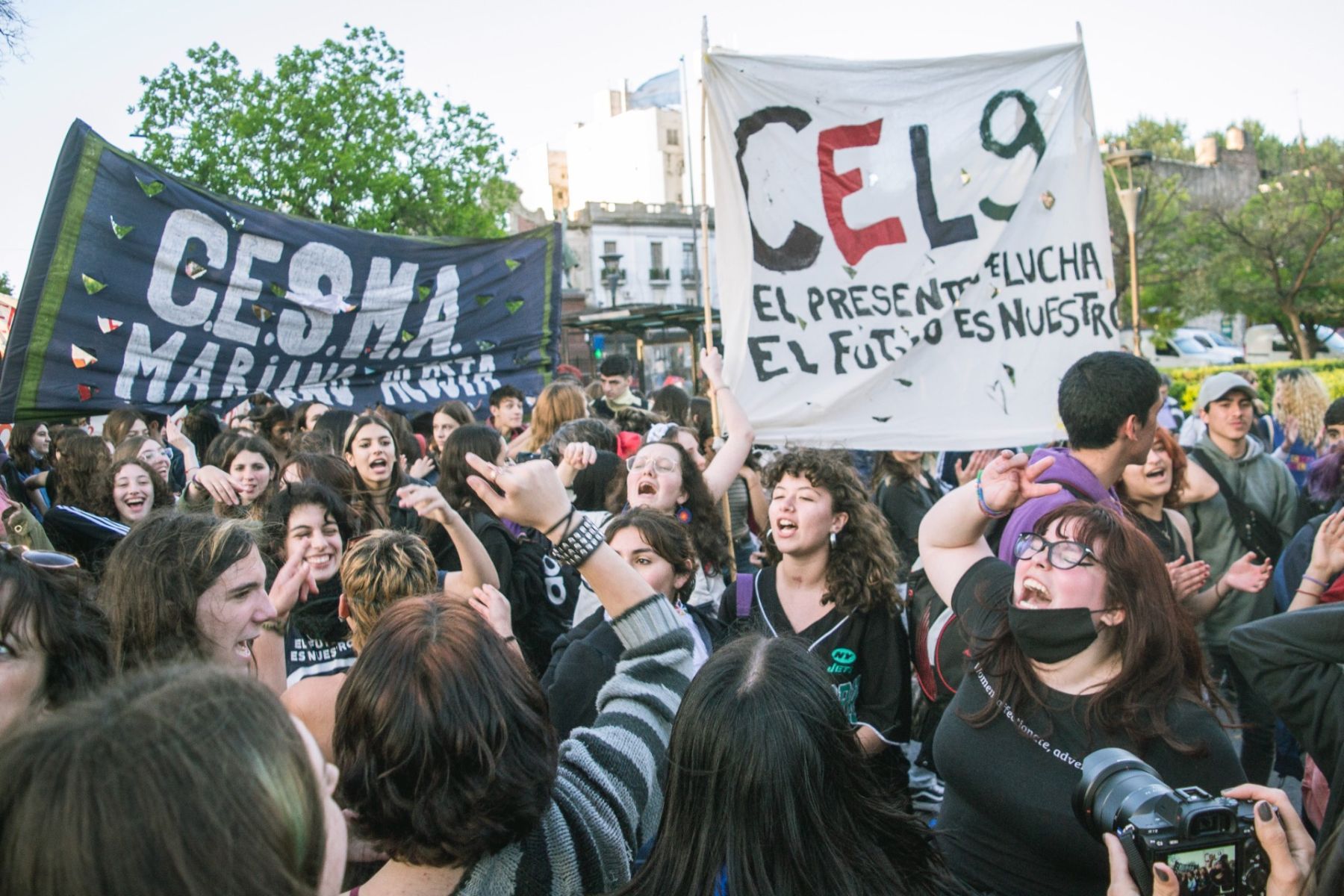 Multitudinaria marcha de estudiantes, docentes y familias a la jefatura de gobierno porteño. Foto de Rocío Bao.