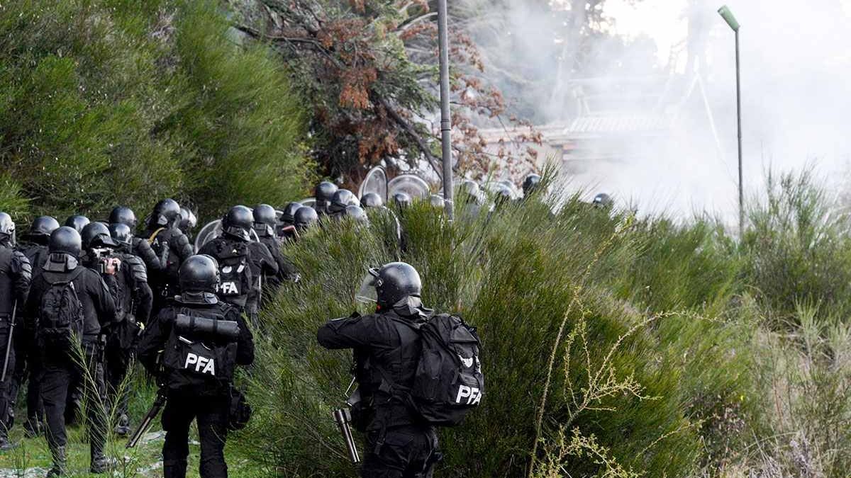 altText(Represión en Villa Mascardi: trasladan a Buenos Aires a 4 de las 7 mapuches detenidas)}