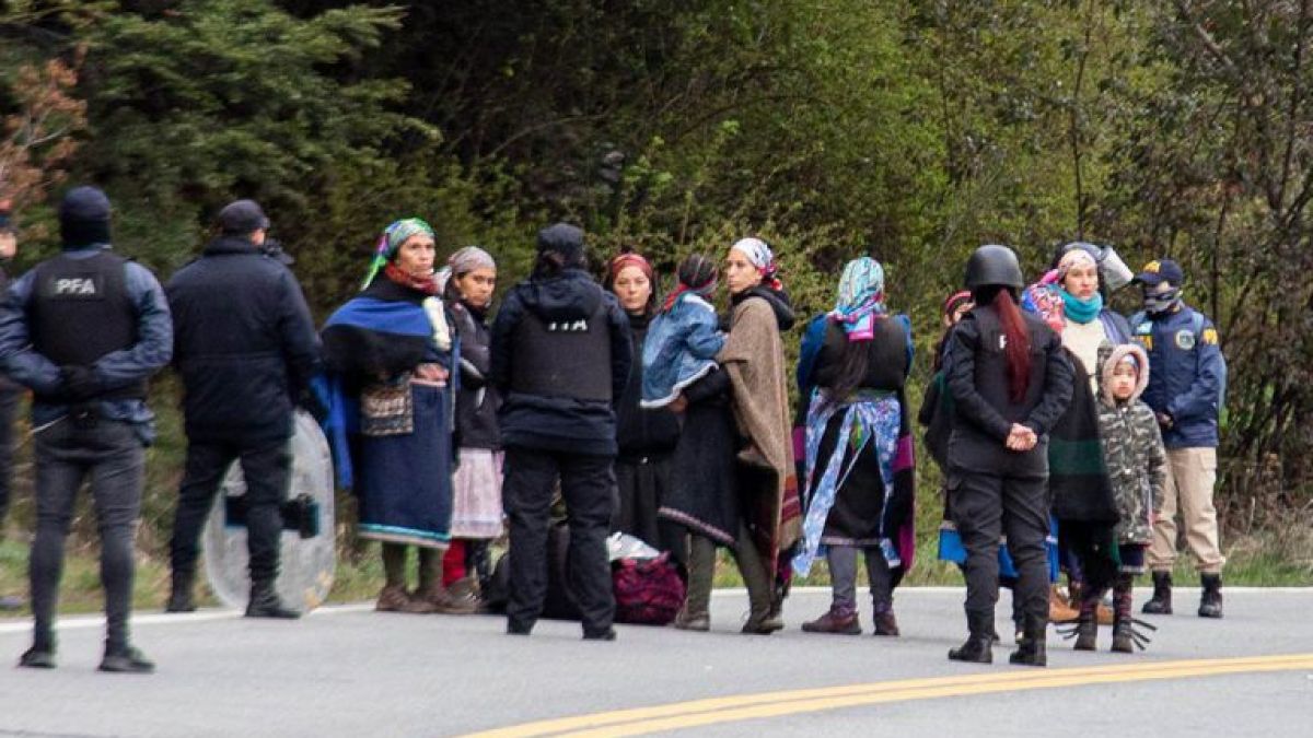 altText(Villa Mascardi: organizaciones repudiaron detención y traslado de mujeres mapuches)}
