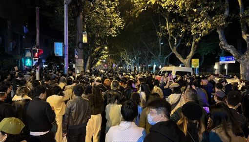 China cede ante las protestas y relaja las restricciones anticovid