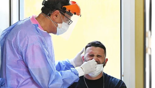 Covid: volvieron a bajar los contagios y las muertes esta semana