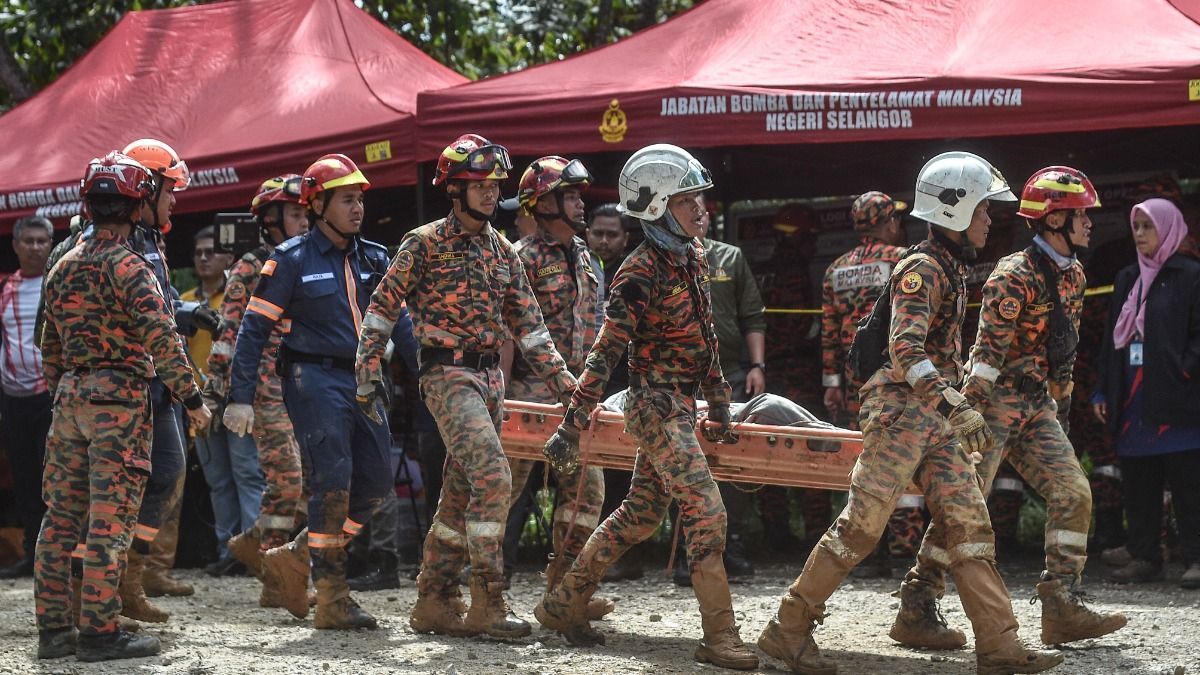 altText(Malasia: 19 muertos y 14 desaparecidos por desprendimiento de tierra)}