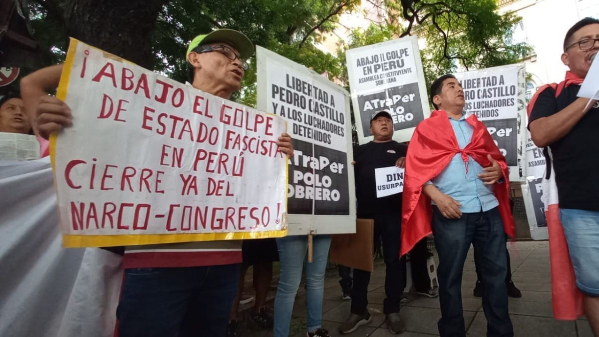 altText(Protesta frente a la embajada de Perú por la liberación de Castillo)}