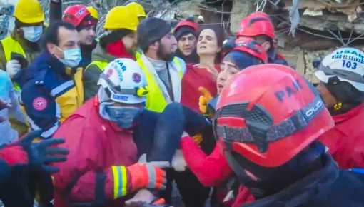Después de seis días rescatan a una mujer y un niño sepultados tras el terremoto 