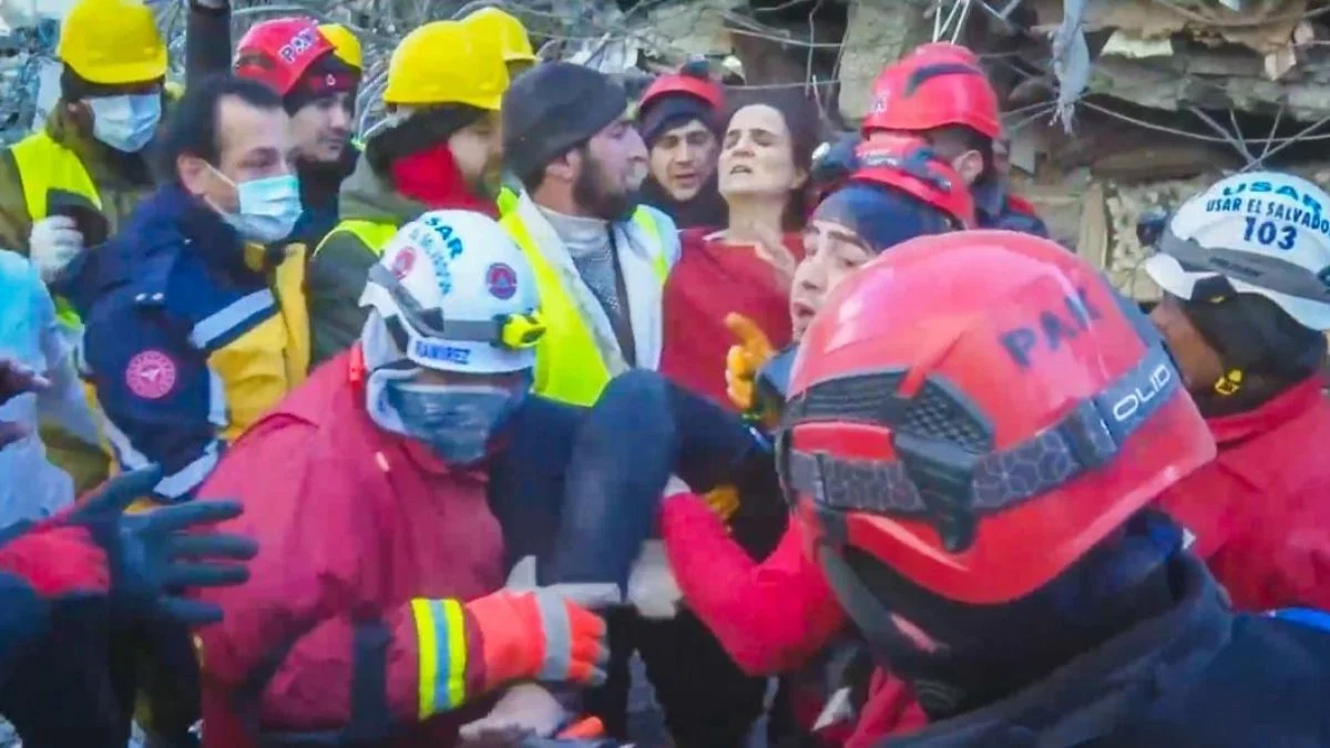 Después de seis días rescatan a una mujer y un niño sepultados tras el terremoto 