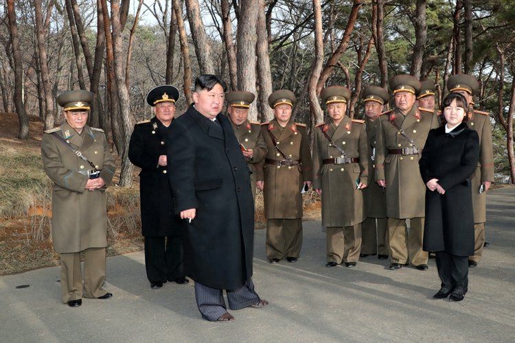 Kim Jong-un contemplando el despliegue de varios misiles junto a su hija.