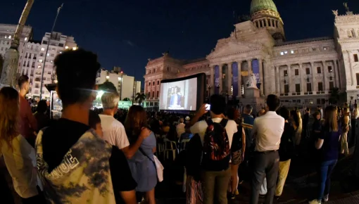 Pantalla gigante: miles de personas vieron Argentina 1985 frente al Congreso
