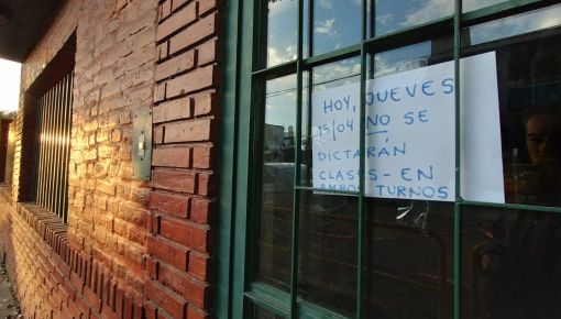 altText(Rosario: suspenden las clases en una escuela tras balacera en la comisaría vecina)}