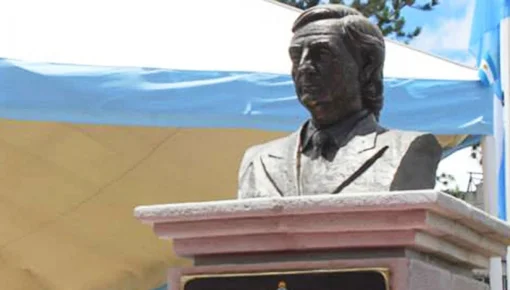 Restituirán busto de Néstor Kirchner en una plaza de Quito