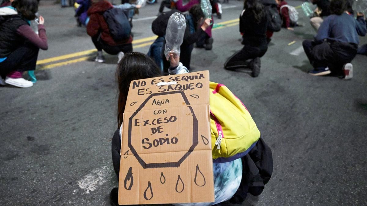 altText(Agua salada, faltantes y protestas: Uruguay y una de sus peores crisis hídricas en 70 años)}