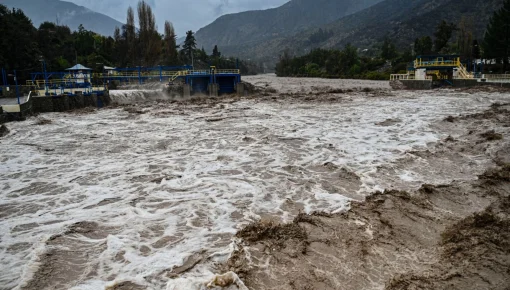 Fuerte temporal deja a miles de familias aisladas