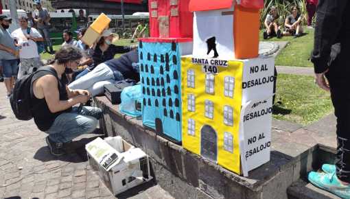 Olla popular en el Obelisco contra desalojo en Parque Patricios