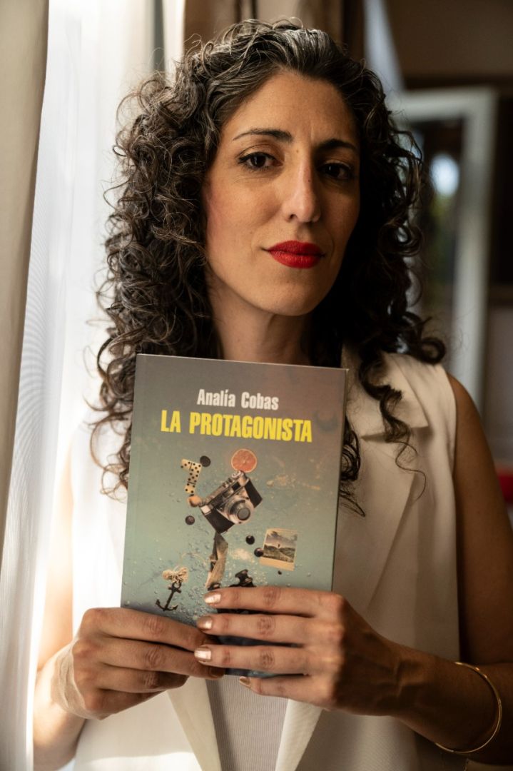 Analía junto a su primer libro.
Foto: Anabella Reggiani.