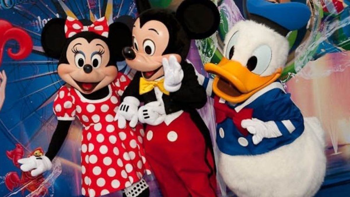 altText(Revolución en Disney: Mickey, Minnie y Donald van por el sindicato)}