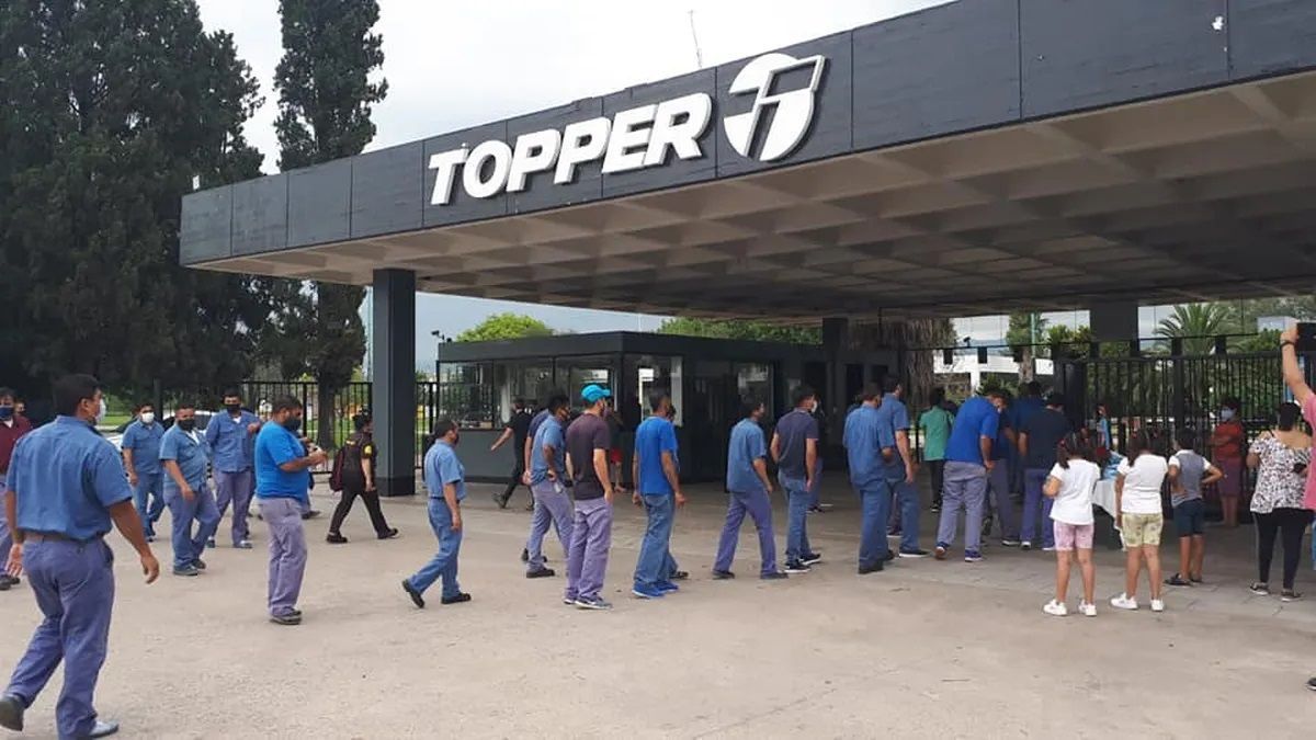 altText(Despidos en Tucumán: echaron a 85 trabajadores de la fábrica de Topper)}