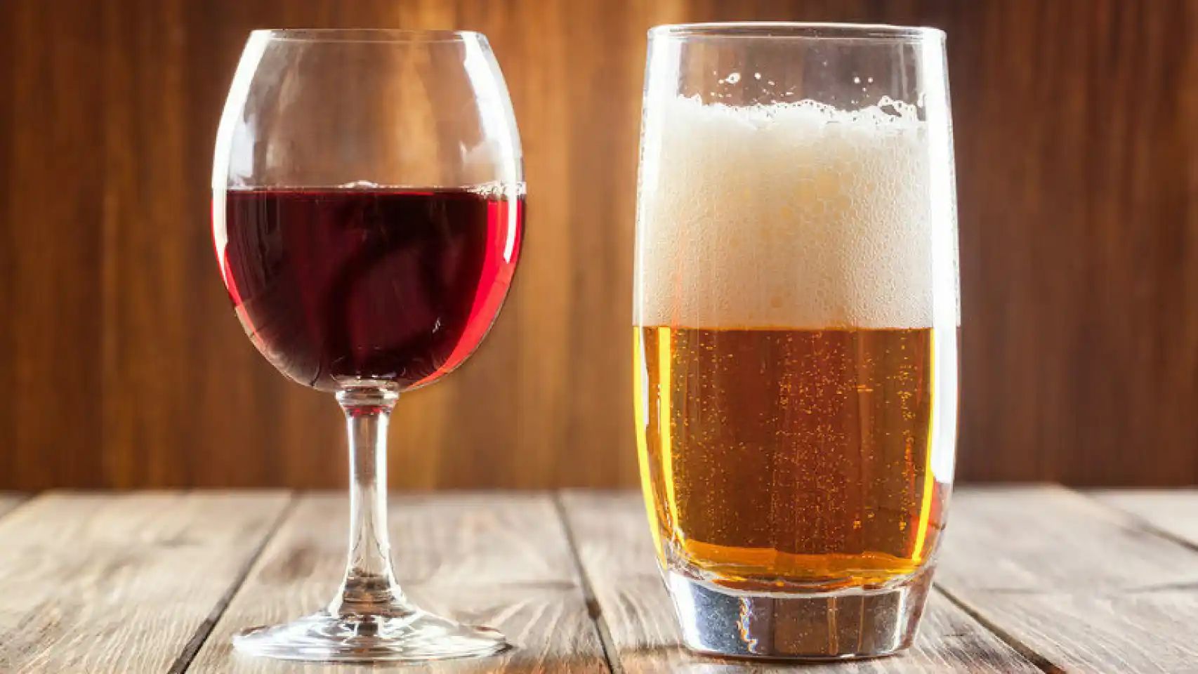 ¿Vino o cerveza? ¿Qué es menos peor para la salud?