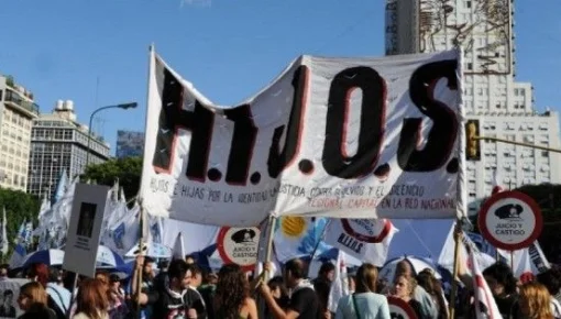 Abusaron y golpearon a una militante de H.I.J.O.S: los atacantes escribieron 