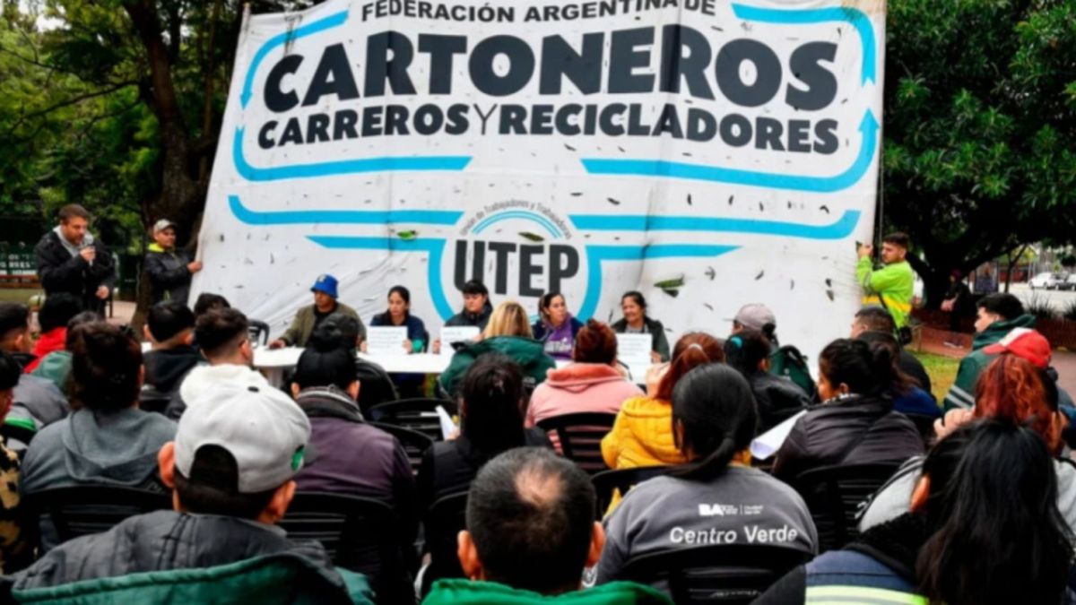 altText(Macri no le paga a la Federación de Cartoneros: además alertaron por “la falta de trabajo”)}