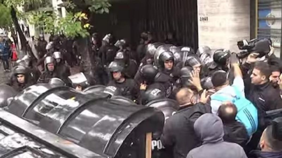 altText(La Policía de Macri reprimió una protesta de colectiveros contra el acuerdo salarial)}