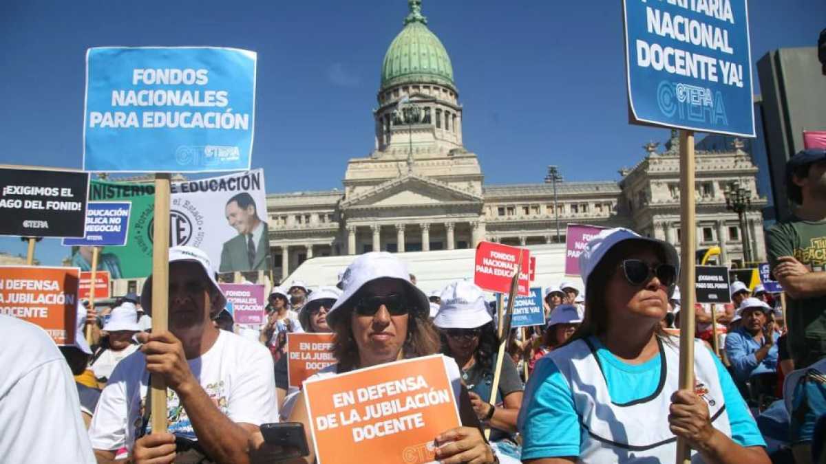 Tras el anuncio de paro docente, el Gobierno convocó a la Mesa del Salario Mínimo del sector