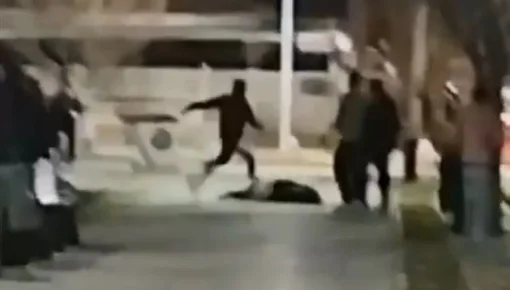 Feroz ataque policial: un efectivo le pateó la cabeza a un hombre tirado en el suelo